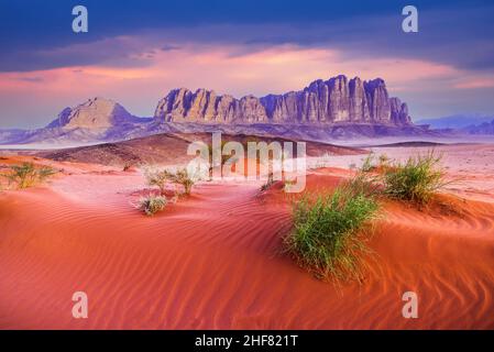 Wadi Rum, Jordanien. Jabal Al-Qatar ist einer der beeindruckendsten Berge im Wadi Rum, dem Governorat Aqaba. Stockfoto