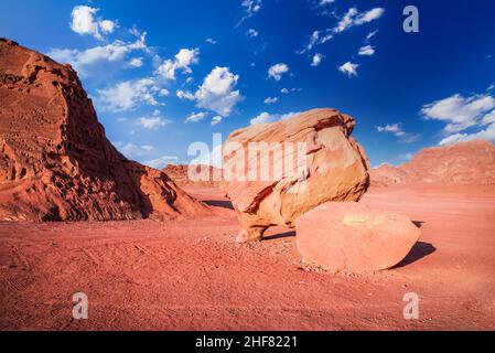 Wadi Rum, Jordanien. Natürliche Sandsteinfelsen bekannt als Chicken Rock (aka Cow Rock), Aqaba Governorate, Naher Osten. Stockfoto