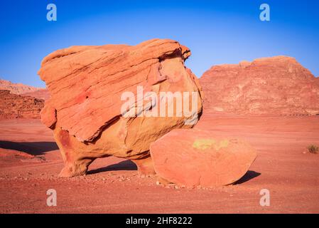 Wadi Rum, Jordanien. Natürliche Sandsteinfelsen bekannt als Chicken Rock (aka Cow Rock), Aqaba Governorate, Naher Osten. Stockfoto