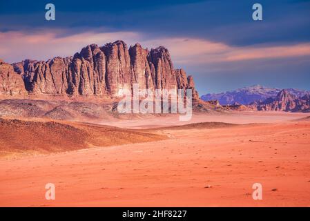 Wadi Rum, Jordanien. Jabal Al-Qatar ist einer der größten und beeindruckendsten Berge im Wadi Rum, dem Governorat Aqaba. Stockfoto