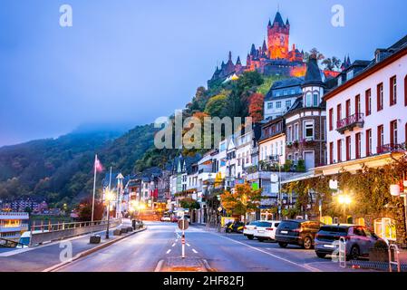 Cochem, Deutschland. Historische romantische Stadt am Moseltal, Rheinland-Pfalz in roten Herbstfarben Stockfoto