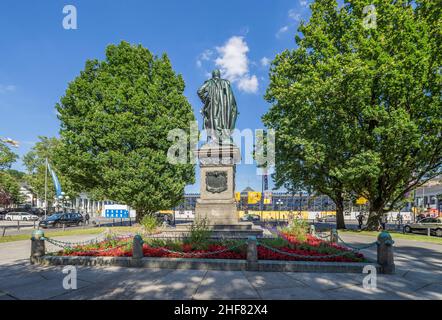 Deutschland, Hessen, Wiesbaden, Kaiser Friedrich III. Denkmal vor dem Hotel Nassauer Hof Stockfoto