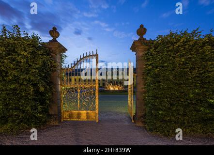 Deutschland, Niedersachsen, Hannover, Tor und Neptunbrunnen im orangefarbenen Parterre des Herrenhauser Gartens am Abend, in der Hintergrundgalerie Stockfoto