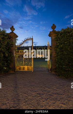 Deutschland, Niedersachsen, Hannover, Tor und Neptunbrunnen im orangefarbenen Parterre des Herrenhauser Gartens am Abend, in der Hintergrundgalerie Stockfoto