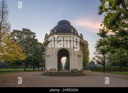 Deutschland, Niedersachsen, Hannover, Pavillon / Tempel Remy de la Fosse des Herrenhauser Gartens am Abend Stockfoto