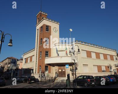 CHIVASSO, ITALIEN - CA. DEZEMBER 2021: Casa del Fascio Gebäude, ehemaliger lokaler faschistischer Zweigsitz Stockfoto