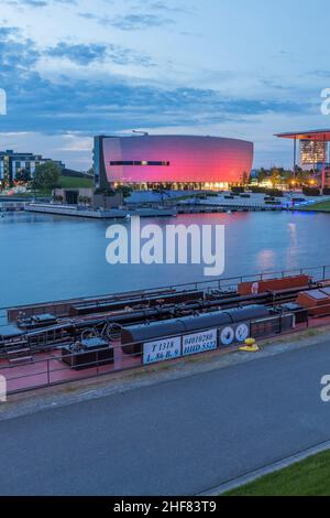 Deutschland, Niedersachsen, Wolfsburg, Autostadt am Abend Stockfoto