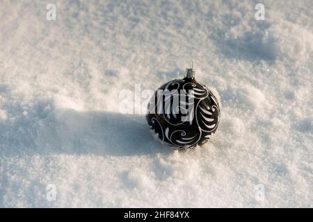 Weihnachtsschmuck, Kugel im Schnee Stockfoto