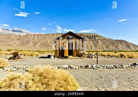Jailhouse of Ballarat, eine Geisterstadt im Inyo County, Kalifornien, die 1896 als Versorgungsstelle für die Minen in den Canyons des Panamint gegründet wurde Stockfoto