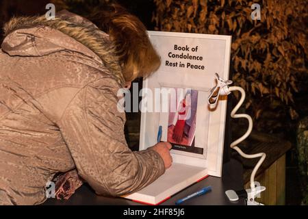 Clonakilty, West Cork, Irland. 14th Januar 2022. Etwa 500 Menschen versammelten sich heute Abend auf dem Emmett-Platz in Clonakilty, um eine Mahnwache zum Gedenken an Ashling Murphy abzuhalten. Frau Murphy wurde am Mittwochnachmittag am Ufer des Canale Grande, Co. Offaly, tot aufgefunden. Gardai sucht immer noch nach ihrem Mörder, der auf breiter Basis bleibt. Quelle: AG News/Alamy Live News Stockfoto