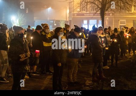 Clonakilty, West Cork, Irland. 14th Januar 2022. Etwa 500 Menschen versammelten sich heute Abend auf dem Emmett-Platz in Clonakilty, um eine Mahnwache zum Gedenken an Ashling Murphy abzuhalten. Frau Murphy wurde am Mittwochnachmittag am Ufer des Canale Grande, Co. Offaly, tot aufgefunden. Gardai sucht immer noch nach ihrem Mörder, der auf breiter Basis bleibt. Quelle: AG News/Alamy Live News Stockfoto