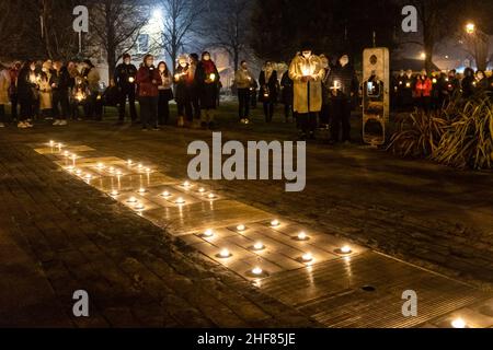 Clonakilty, West Cork, Irland. 14th Januar 2022. Etwa 500 Menschen versammelten sich heute Abend auf dem Emmett-Platz in Clonakilty, um eine Mahnwache zum Gedenken an Ashling Murphy abzuhalten. Frau Murphy wurde am Mittwochnachmittag am Ufer des Canale Grande, Co. Offaly, tot aufgefunden. Gardai sucht immer noch nach ihrem Mörder, der auf breiter Basis bleibt. Quelle: AG News/Alamy Live News Stockfoto