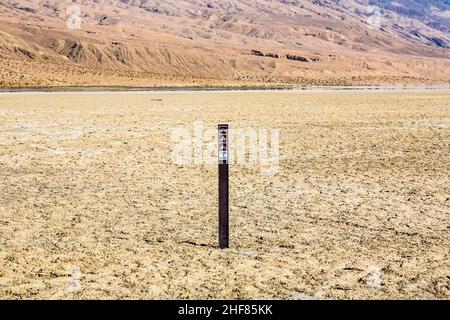 Blick über den Salzsee des Searles Lake auf die Panamid-Berge, das Betreten der Gegend ist verboten Stockfoto