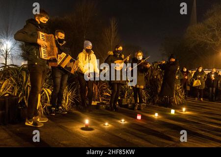 Clonakilty, West Cork, Irland. 14th Januar 2022. Etwa 500 Menschen versammelten sich heute Abend auf dem Emmett-Platz in Clonakilty, um eine Mahnwache zum Gedenken an Ashling Murphy abzuhalten. Frau Murphy wurde am Mittwochnachmittag am Ufer des Canale Grande, Co. Offaly, tot aufgefunden. Gardai sucht immer noch nach ihrem Mörder, der auf breiter Basis bleibt. Quelle: AG News/Alamy Live News Stockfoto