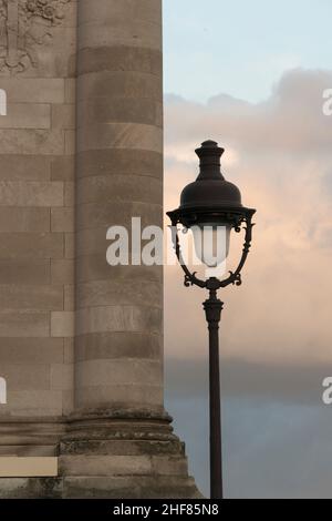 Antike Laterne, Paris, Straßenszene, am Abend Stockfoto