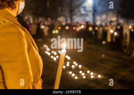 Clonakilty, West Cork, Irland. 14th Januar 2022. Etwa 500 Menschen versammelten sich heute Abend auf dem Emmett-Platz in Clonakilty, um eine Mahnwache zum Gedenken an Ashling Murphy abzuhalten. Frau Murphy wurde am Mittwochnachmittag am Ufer des Canale Grande, Co. Offaly, tot aufgefunden. Gardai sucht immer noch nach ihrem Mörder, der auf breiter Basis bleibt. Quelle: AG News/Alamy Live News Stockfoto