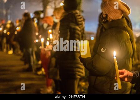 Clonakilty, West Cork, Irland. 14th Januar 2022. Etwa 500 Menschen versammelten sich heute Abend auf dem Emmett-Platz in Clonakilty, um eine Mahnwache zum Gedenken an Ashling Murphy abzuhalten. Frau Murphy wurde am Mittwochnachmittag am Ufer des Canale Grande, Co. Offaly, tot aufgefunden. Gardai sucht immer noch nach ihrem Mörder, der auf breiter Basis bleibt. Quelle: AG News/Alamy Live News Stockfoto