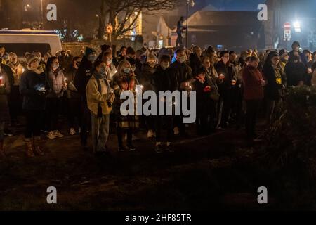 Clonakilty, West Cork, Irland. 14th Januar 2022. Etwa 500 Menschen versammelten sich heute Abend auf dem Emmett-Platz in Clonakilty, um eine Mahnwache zum Gedenken an Ashling Murphy abzuhalten. Frau Murphy wurde am Mittwochnachmittag am Ufer des Canale Grande, Co. Offaly, tot aufgefunden. Gardai sucht immer noch nach ihrem Mörder, der auf breiter Basis bleibt. Quelle: AG News/Alamy Live News Stockfoto