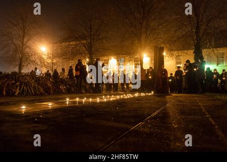 Clonakilty, West Cork, Irland. 14th Januar 2022. Etwa 500 Menschen versammelten sich heute Abend auf dem Emmett-Platz in Clonakilty, um eine Mahnwache zum Gedenken an Ashling Murphy abzuhalten. Frau Murphy wurde am Mittwochnachmittag am Ufer des Canale Grande, Co. Offaly, tot aufgefunden. Gardai sucht immer noch nach ihrem Mörder, der auf breiter Basis bleibt. Quelle: AG News/Alamy Live News Stockfoto