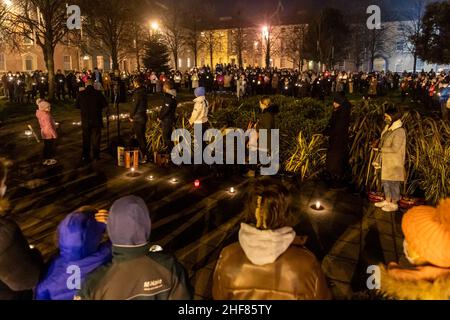 Clonakilty, West Cork, Irland. 14th Januar 2022. Etwa 500 Menschen versammelten sich heute Abend auf dem Emmett-Platz in Clonakilty, um eine Mahnwache zum Gedenken an Ashling Murphy abzuhalten. Frau Murphy wurde am Mittwochnachmittag am Ufer des Canale Grande, Co. Offaly, tot aufgefunden. Gardai sucht immer noch nach ihrem Mörder, der auf breiter Basis bleibt. Quelle: AG News/Alamy Live News Stockfoto