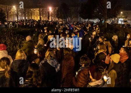 Clonakilty, West Cork, Irland. 14th Januar 2022. Etwa 500 Menschen versammelten sich heute Abend auf dem Emmett-Platz in Clonakilty, um eine Mahnwache zum Gedenken an Ashling Murphy abzuhalten. Frau Murphy wurde am Mittwochnachmittag am Ufer des Canale Grande, Co. Offaly, tot aufgefunden. Gardai sucht immer noch nach ihrem Mörder, der auf breiter Basis bleibt. Quelle: AG News/Alamy Live News Stockfoto