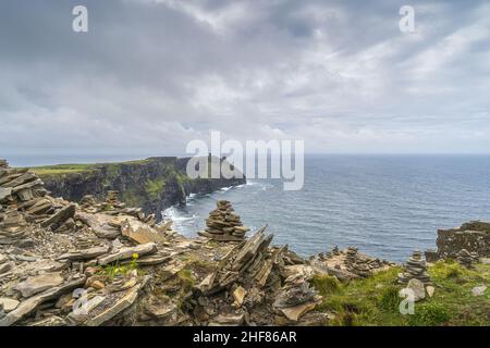 Steinhaufen, Gesteinsausgleich oder Steinstapel am Rande der berühmten Cliffs of Moher, beliebte Touristenattraktion, Wild Atlantic Way, Co. Clare, Irland Stockfoto