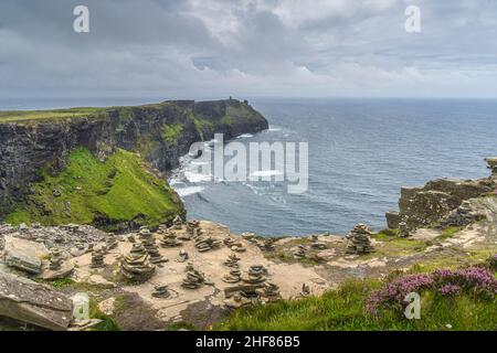 Steinhaufen, Gesteinsausgleich oder Steinstapel am Rande der berühmten Cliffs of Moher, beliebte Touristenattraktion, Wild Atlantic Way, Co. Clare, Irland Stockfoto