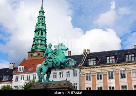 Kopenhagen, Koebenhavn, Reiterstatue des Absalons auf dem Hoejbro Plads Platz, Turm des Nikolaj Contemporary Art Center (Nikolaj Kunsthal) in der ehemaligen St. Nicholkirche in Seeland, Sjaelland, Dänemark Stockfoto