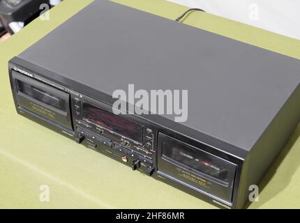 Kassetten-Deck Pioneer CT-w505r. Ein Kassettendeck außen. Stockfoto