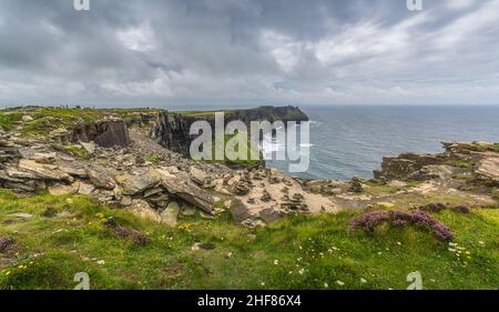 Panorama mit Felsausgleich oder Steinstapelung am Rande der berühmten Cliffs of Moher, beliebte Touristenattraktion, Wild Atlantic Way, Clare, Irland Stockfoto