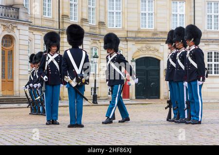 Kopenhagen, Koebenhavn, Königliche Garde, Wachwechsel vor dem Schloss Amalienborg, M16 Gewehr in Seeland, Sjaelland, Dänemark Stockfoto