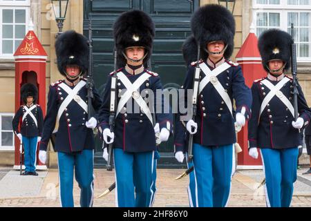 Kopenhagen, Koebenhavn, Königliche Garde, Wachwechsel vor dem Schloss Amalienborg, M16 Gewehr in Seeland, Sjaelland, Dänemark Stockfoto