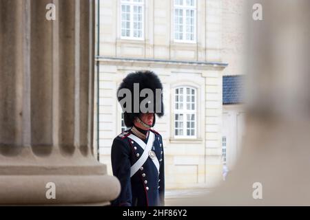 Kopenhagen, Koebenhavn, Königliche Garde, Wachwechsel vor dem Schloss Amalienborg, M16 Gewehr in Seeland, Sjaelland, Dänemark Stockfoto