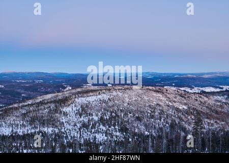 Blick nach Sonnenuntergang im Winter vom Berg Lusen, Bayerischer Wald, Bayern, Deutschland Stockfoto