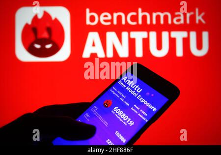 Ukraine. 14th Januar 2022. In dieser Abbildung ist ein AnTuTu Benchmark-Logo auf einem Smartphone und einem Computerbildschirm zu sehen. Kredit: SOPA Images Limited/Alamy Live Nachrichten Stockfoto