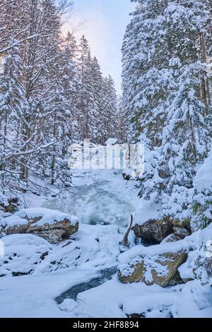 Gefrorener Wasserfall im Winter, Rieslochfälle, Bodenmais, Nationalpark Bayerischer Wald, Bayern, Deutschland Stockfoto