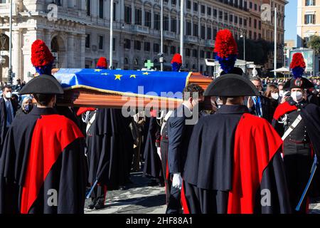 Rom, Italien. 14th Januar 2022. Der Sarg kommt in der mit der Flagge der Europäischen Union bedeckten Kirche an. Die Trauerfeier des verstorbenen Präsidenten des Europäischen Parlaments David Sassoli in der Basilika Santa Maria degli Angeli e dei Martiri. (Foto: Stefano Costantino/SOPA Images/Sipa USA) Quelle: SIPA USA/Alamy Live News Stockfoto