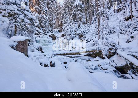 Gefrorener Wasserfall im Winter, Rieslochfälle, Bodenmais, Nationalpark Bayerischer Wald, Bayern, Deutschland Stockfoto