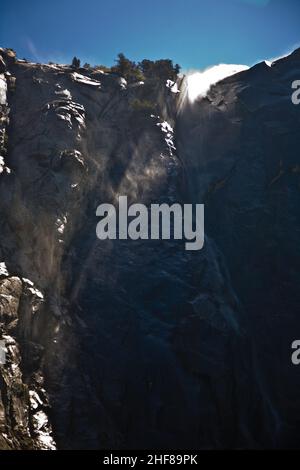 Wasserfall-Brautschleier im yosemite-Nationalpark mit beleuchteten Wasser im Hintergrund Stockfoto