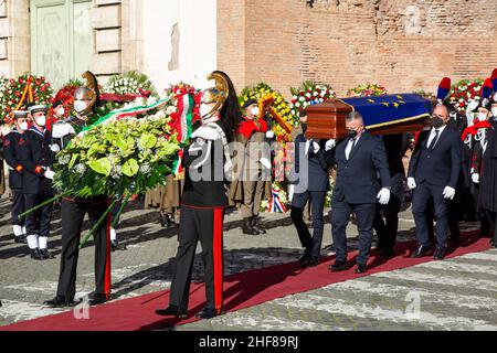 Rom, Italien. 14th Januar 2022. Der Sarg kommt in der mit der Flagge der Europäischen Union bedeckten Kirche an. Die Trauerfeier des verstorbenen Präsidenten des Europäischen Parlaments David Sassoli in der Basilika Santa Maria degli Angeli e dei Martiri. Kredit: SOPA Images Limited/Alamy Live Nachrichten Stockfoto