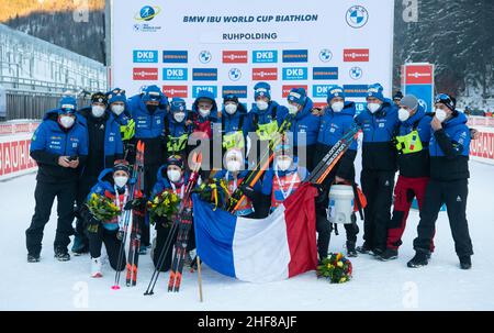 Ruhpolding, Deutschland. 14th Januar 2022. Biathlon: Weltcup, Staffel 4 x 6 km in der Chiemgau Arena, Frauen. Anais Chevalier-Bouchet (vorne l-r), Chloe Chevalier aus Frankreich, Justine Braisaz-Bouchet und Julia Simon aus Frankreich feiern mit dem Team. Quelle: Sven Hoppe/dpa/Alamy Live News Stockfoto