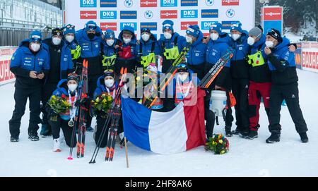 Ruhpolding, Deutschland. 14th Januar 2022. Biathlon: Weltcup, Staffel 4 x 6 km in der Chiemgau Arena, Frauen. Anais Chevalier-Bouchet (vorne l-r), Chloe Chevalier aus Frankreich, Justine Braisaz-Bouchet und Julia Simon aus Frankreich feiern mit dem Team. Quelle: Sven Hoppe/dpa/Alamy Live News Stockfoto