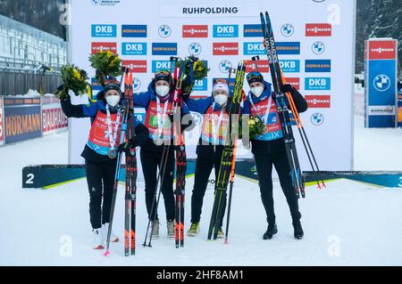 Ruhpolding, Deutschland. 14th Januar 2022. Biathlon: Weltcup, Staffel 4 x 6 km in der Chiemgau Arena, Frauen. Anais Chevalier-Bouchet aus Frankreich (vorne l-r), Chloe Chevalier aus Frankreich, Justine Braisaz-Bouchet und Julia Simon aus Frankreich stehen nach dem Rennen zusammen für ein Foto. Quelle: Sven Hoppe/dpa/Alamy Live News Stockfoto