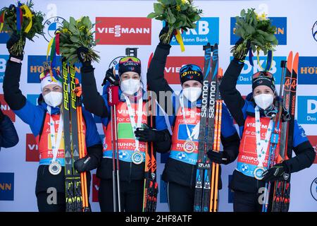 Ruhpolding, Deutschland. 14th Januar 2022. Biathlon: Weltcup, Staffel 4 x 6 km in der Chiemgau Arena, Frauen. Justine Braisaz-Bouchet (l-r), Chloe Chevalier, Julia Simon und Anais Chevalier-Bouchet aus Frankreich jubeln bei der Preisverleihung an. Quelle: Sven Hoppe/dpa/Alamy Live News Stockfoto