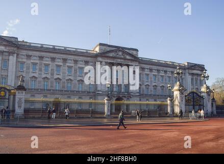 London, Großbritannien. 14th Januar 2022. Gesamtansicht des Buckingham Palace in London. Kredit: SOPA Images Limited/Alamy Live Nachrichten Stockfoto