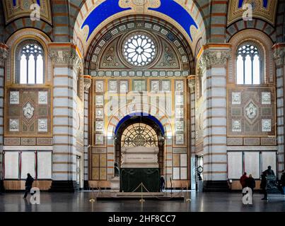 Im Inneren des Famedio, Halle des Monumentalen Friedhofs von Mailand, wo viele bemerkenswerte Menschen begraben sind. Stockfoto