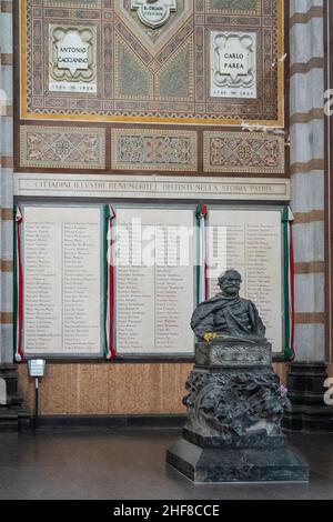 Die Büste von Giuseppe Verdi im Famedio, dem Saal des Mailänder Monumentalen Friedhofs, in dem viele bedeutende Menschen begraben sind. Stockfoto