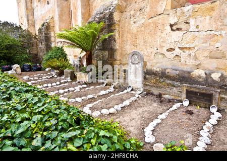 Friedhof von Carmel Mission mit Gräbern von indianern, die mit Muscheln geschmückt sind Stockfoto