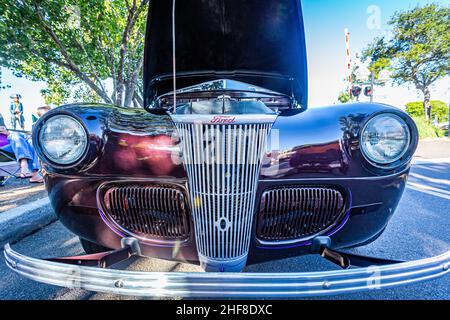 Fernandina Beach, FL - 18. Oktober 2014: Weitwinkel-Vorderansicht eines modifizierten Ford Super Deluxe Coupés aus dem Jahr 1941 auf einer Oldtimer-Show in Fer Stockfoto