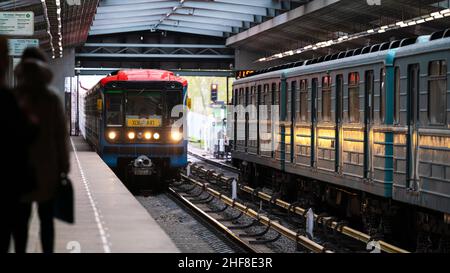 Moskau, Russland - 30. April 2021: Metrostation Technopark. Passagiere warten auf den ankommenden Zug. Stockfoto